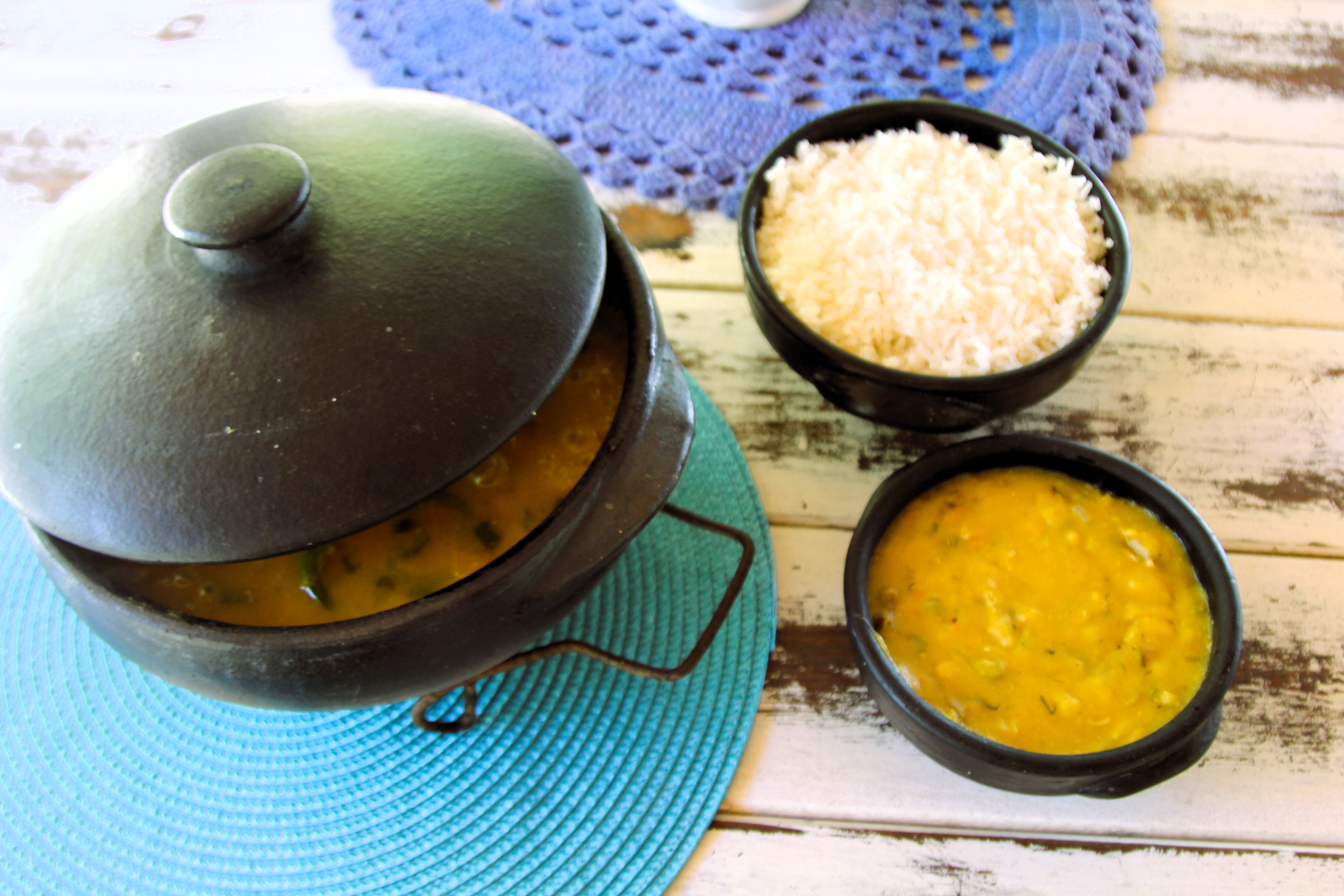 Moqueca servida em panela de barro